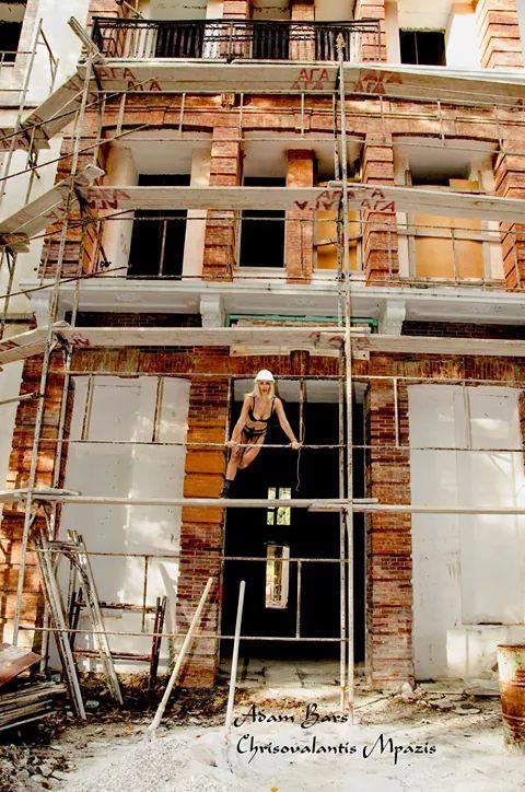 Η Νικολέτα Σαββίδου σε καυτή φωτογράφηση στην οικοδομή