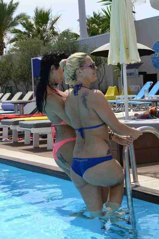 Topless σε πισίνα η Θεοδώρα Χατζή και Μαρία Αλεξάνδρου