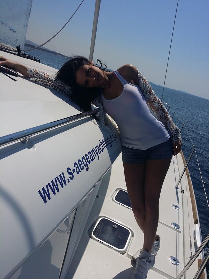 Η Δήμητρα Αλεξανδράκη σε backstage φωτογραφίες σε yacht
