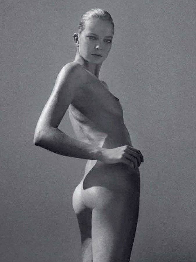 Το μοντέλο Eniko Mihalik σε topless φωτογράφηση