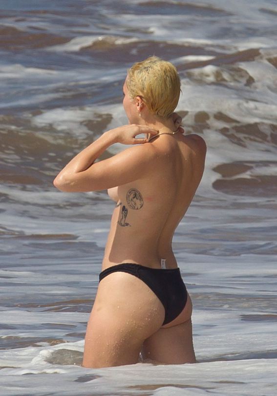 Η Miley Cyrus κάνει βουτιές topless στην Χαβάη