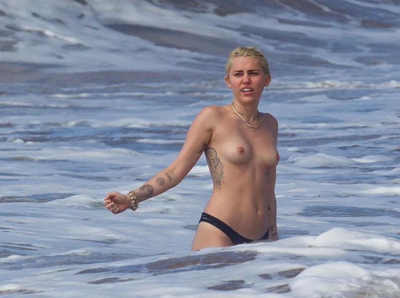 Η Miley Cyrus κάνει βουτιές topless στην Χαβάη