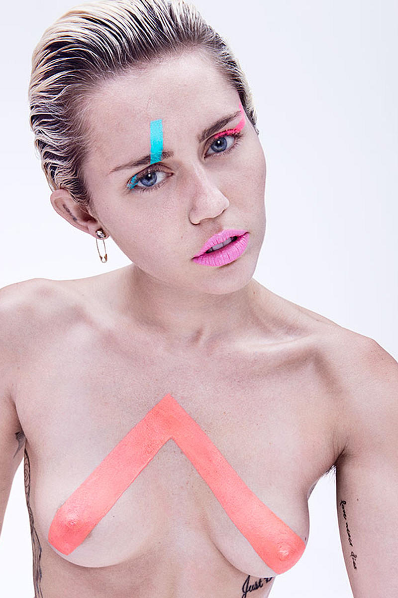 Η Miley Cyrus γυμνή κάνει body painting