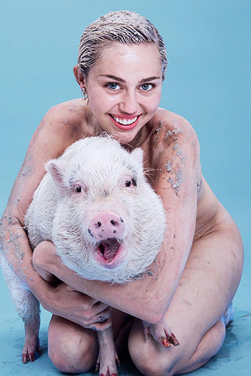 Η Miley Cyrus γυμνή κάνει body painting