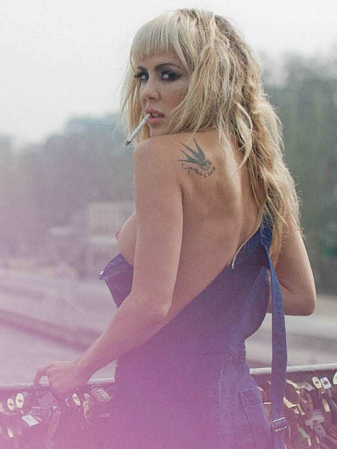 Η Natalia Paris topless με φόντο τον πύργο του Άιφελ