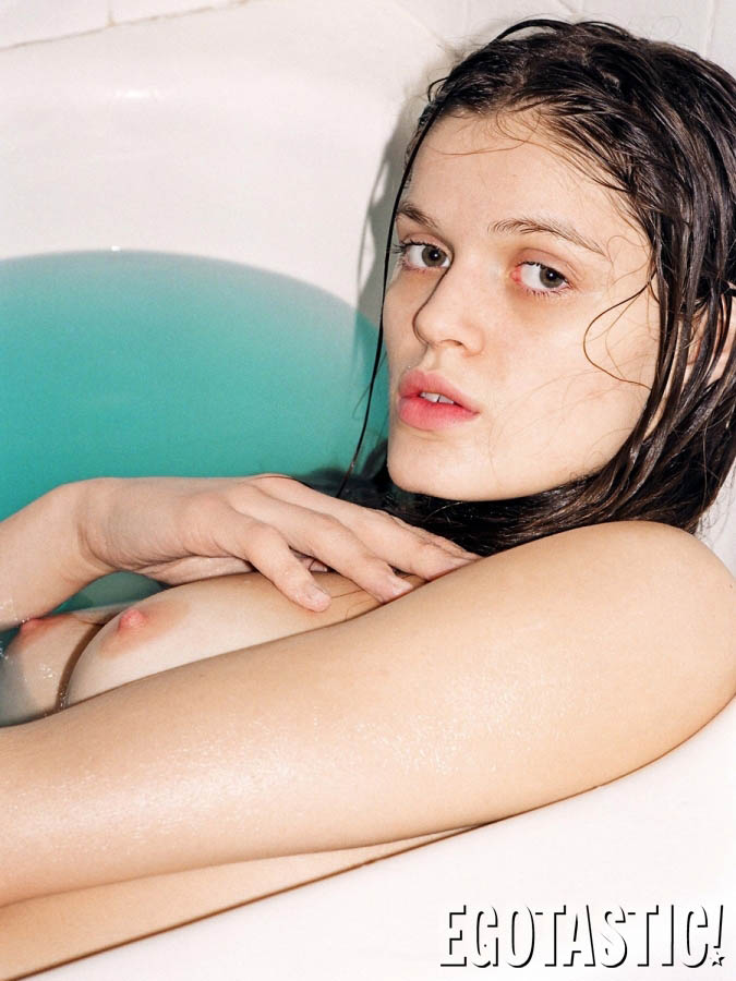 Το μοντέλο Rebekah Underhill από την Νέα Υόρκη ολόγυμνη