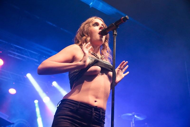 Η Tove Lo δείχνει το στήθος της σε συναυλία