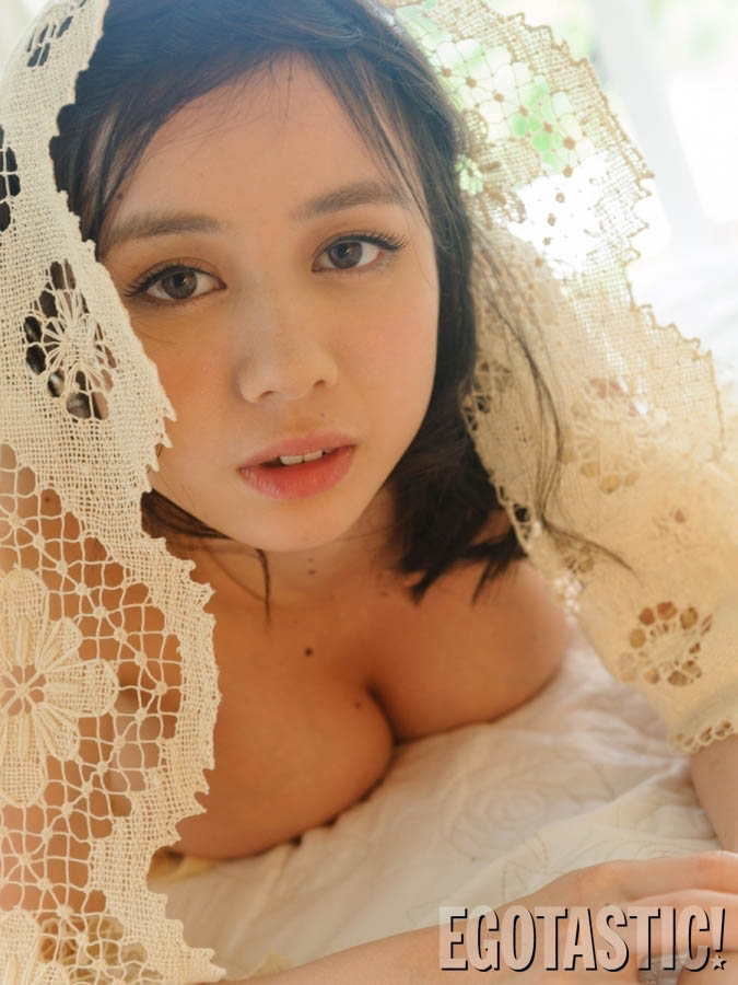 Το μοντέλο εξ'ανατολής Aimi Yoshikawa σε topless φωτογράφηση