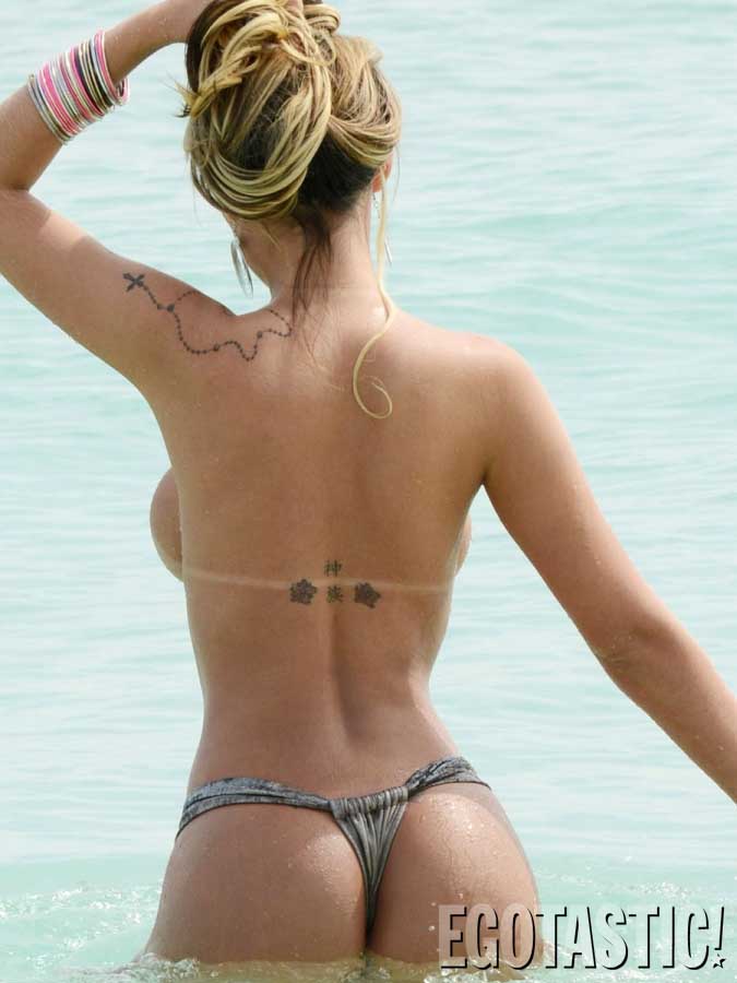 topless με bikini στην παραλία του Miami Andressa Urach
