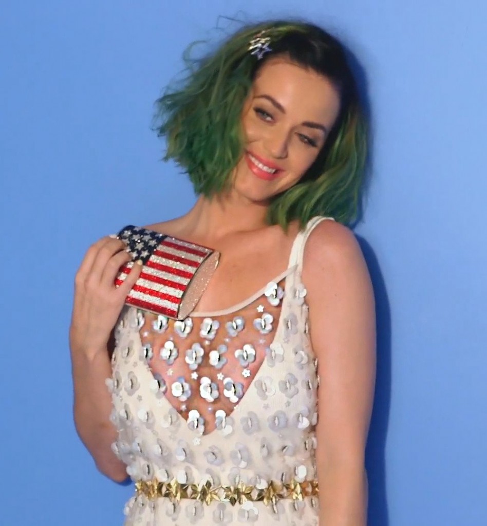 Η Katy Perry με see-through χωρίς σουτιέν