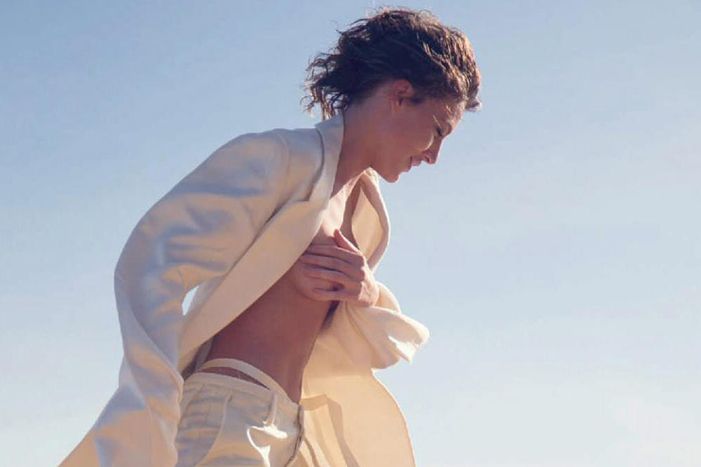 Topless φωτογραφίες της Eliza Cummings στο Marie Claire