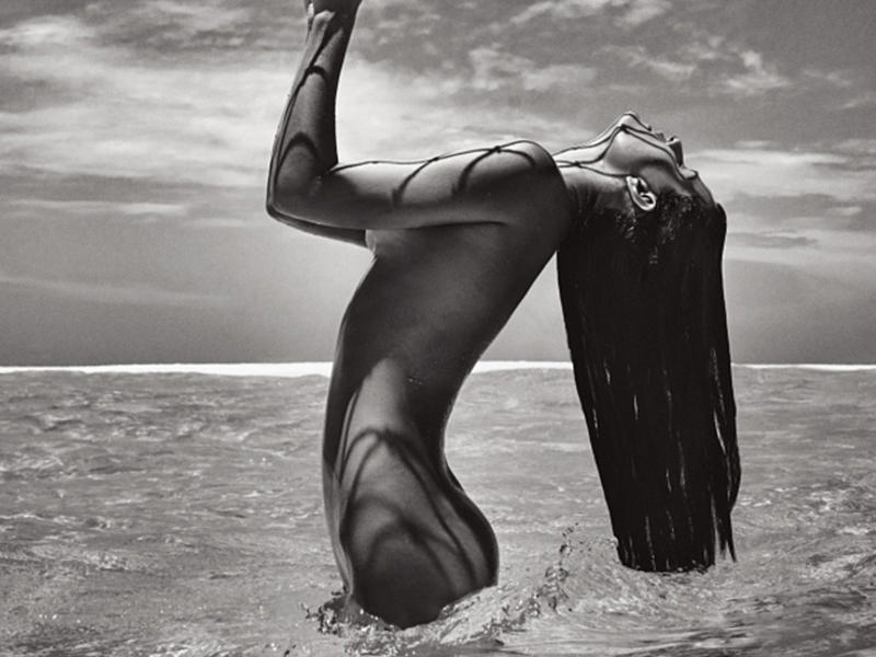 Η Isabeli Fontana και η Lais Ribeiro γυμνές στην παραλία