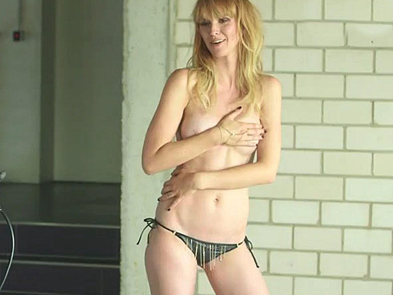 Η Cosima Viola φωτογραφίζεται topless για το Γερμανικό Playboy