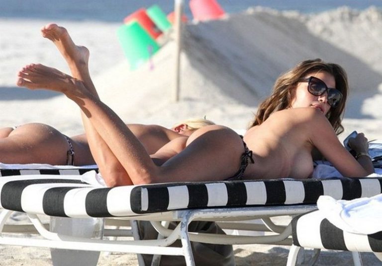 Το μοντέλο Claudia Galanti από την Παραγουάη κάνει topless ηλιοθεραπεία στην παραλία του Miami