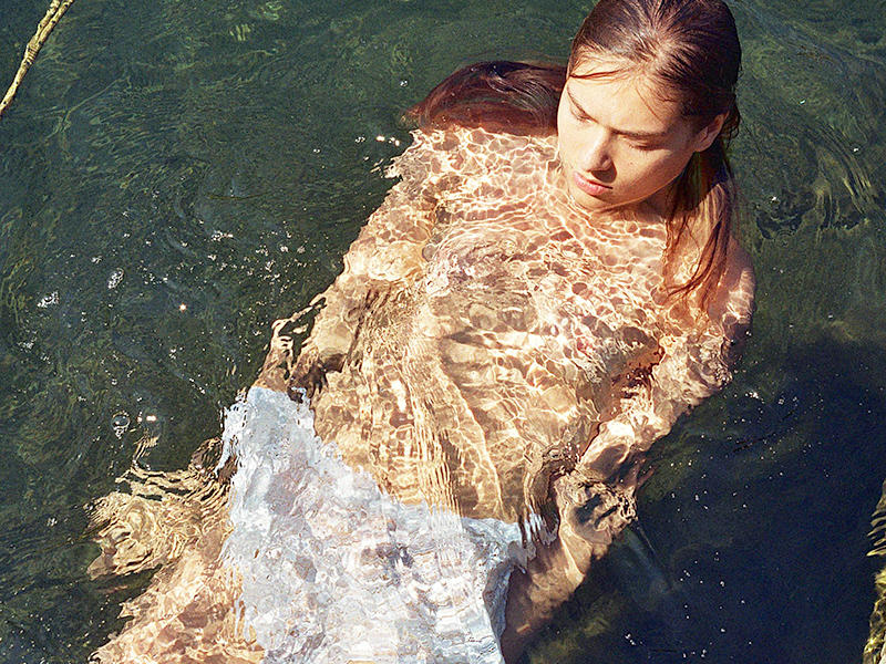Η Ρωσίδα μοντέλο Masha Shakurova φωτογραφίζεται γυμνή να τριγυρνάει στο σπίτι της