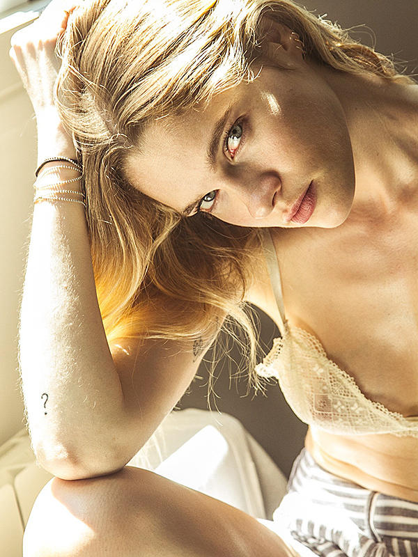 Η Γαλλίδα μοντέλο Eva Biechy topless στο δωμάτιο της