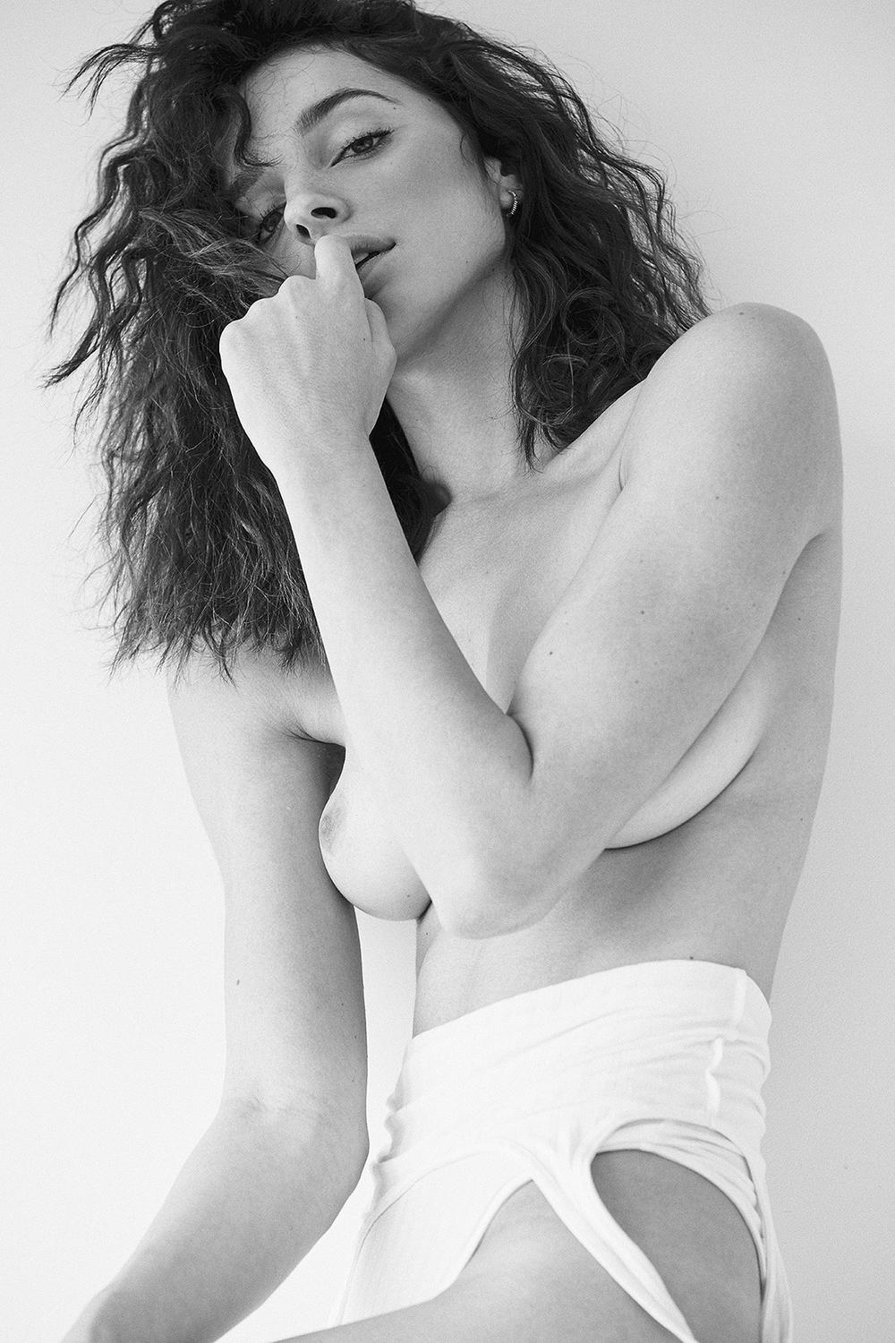 Η Pilar Magro σε σέξυ τοπλες φωτογράφηση