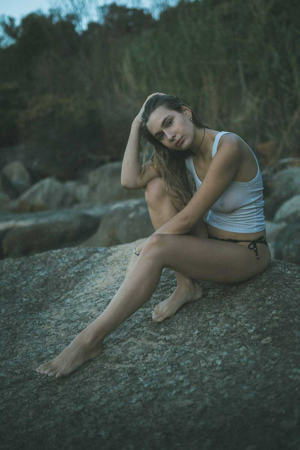 Η μουνάρα νεαρή μοντέλο Olivia Karas σέξι και τοπλες
