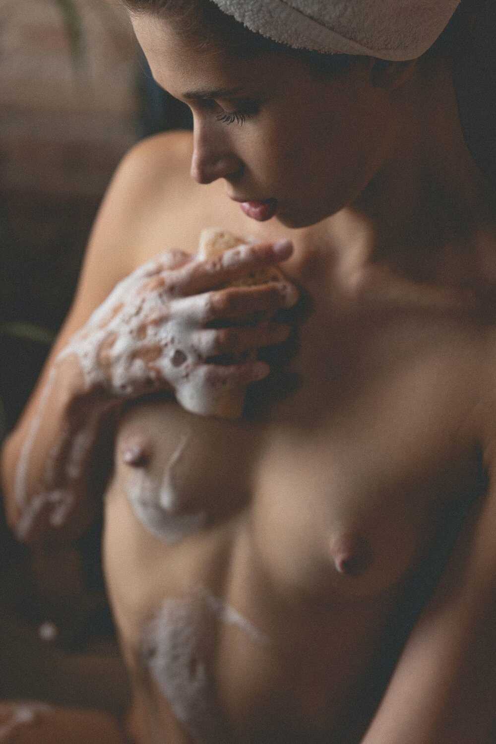 Γυμνές φωτογραφίες της μουνάρας Ksenia Bonndar στο μπάνιο