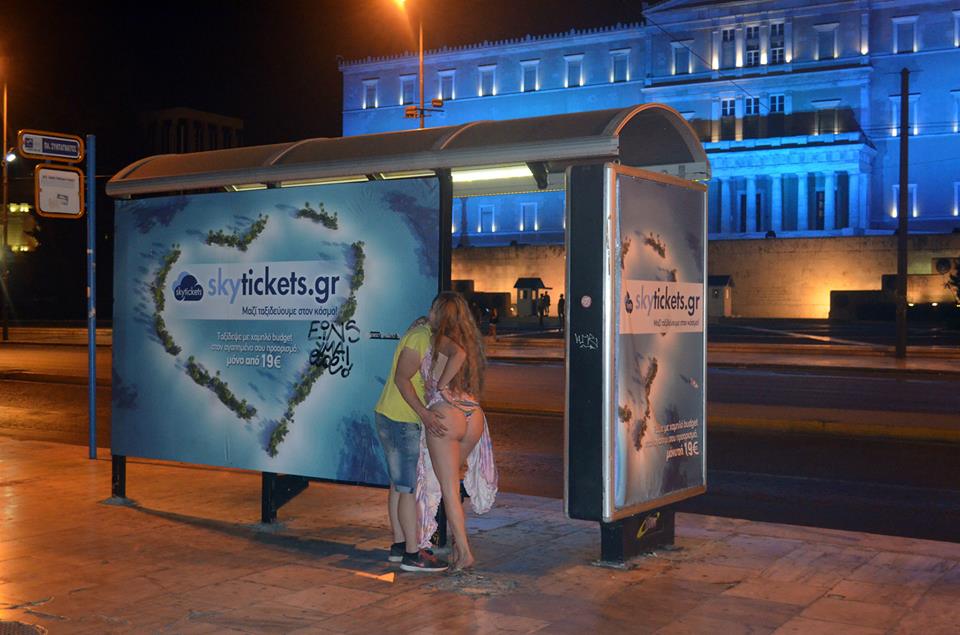 Η Τάνια Κέλλη φωτογραφίζεται στο Σύνταγμα