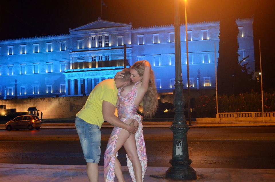 Η Τάνια Κέλλη φωτογραφίζεται στο Σύνταγμα