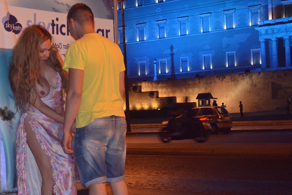 Η Τάνια Κέλλη φωτογραφίζεται στο Σύνταγμα