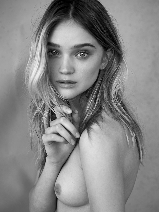 Η Rosie Tupper σε γυμνή ασπρόμαυρη φωτογράφηση