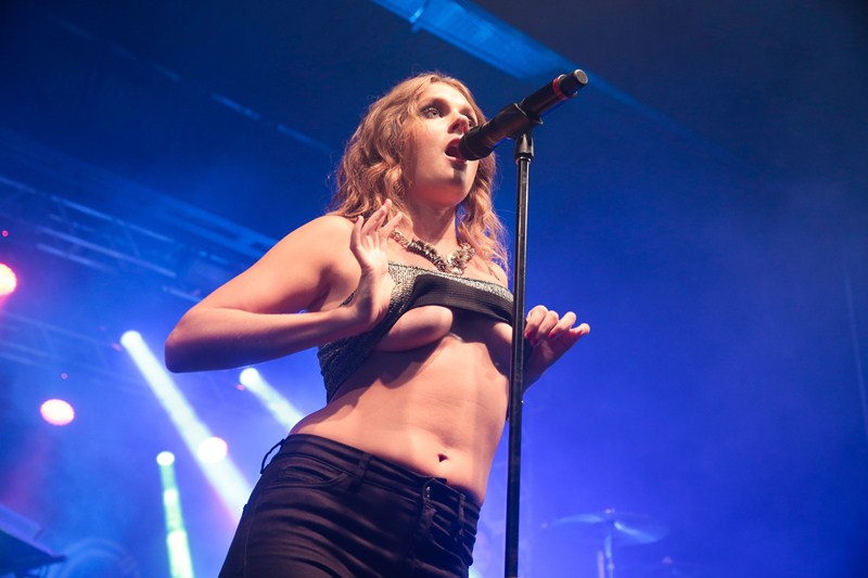 Η Tove Lo δείχνει το στήθος της σε συναυλία