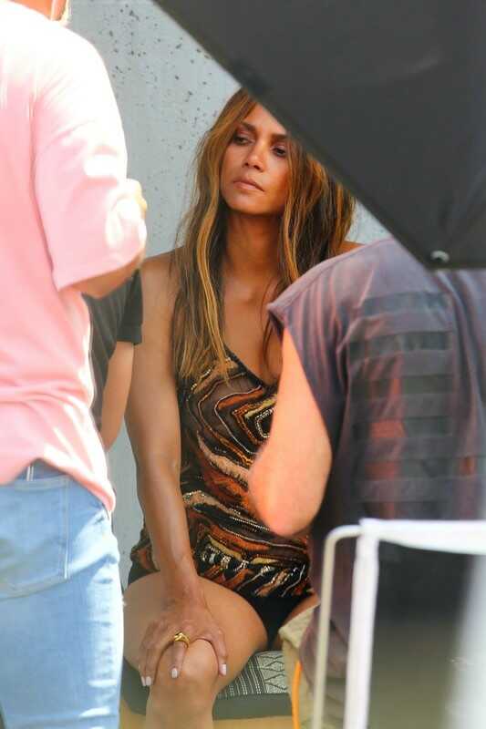 Σέξι φωτογραφίες της Halle Berry που φαίνεται το στήθος της
