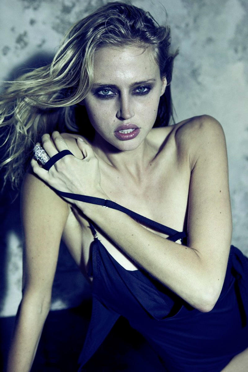 Η Estella Warren σε topless καλλιτεχνική φωτογράφηση