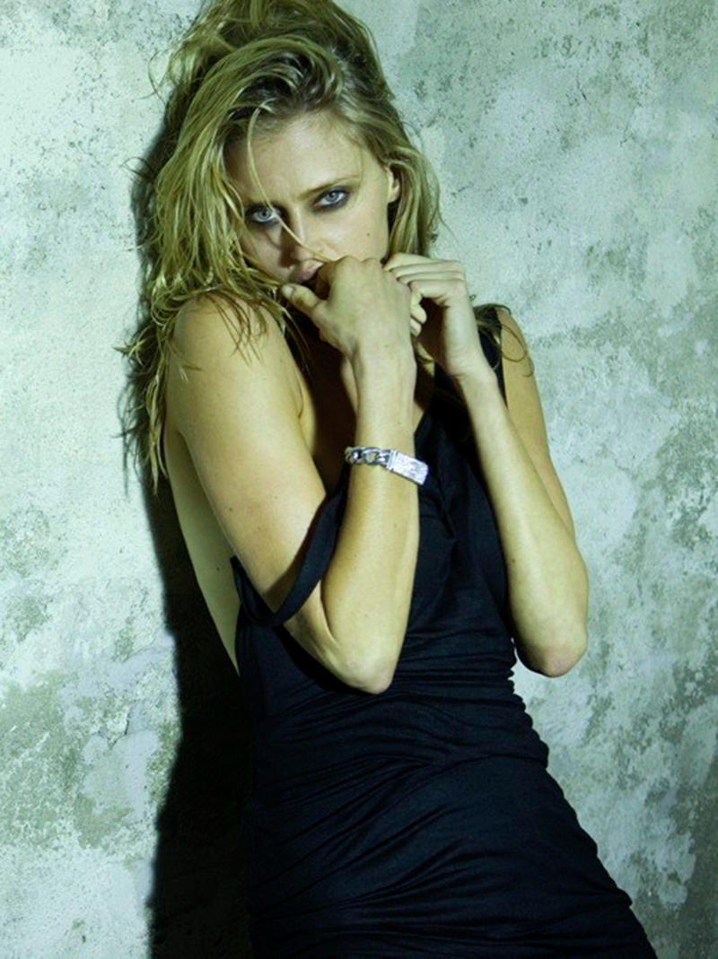 Η Estella Warren σε topless καλλιτεχνική φωτογράφηση
