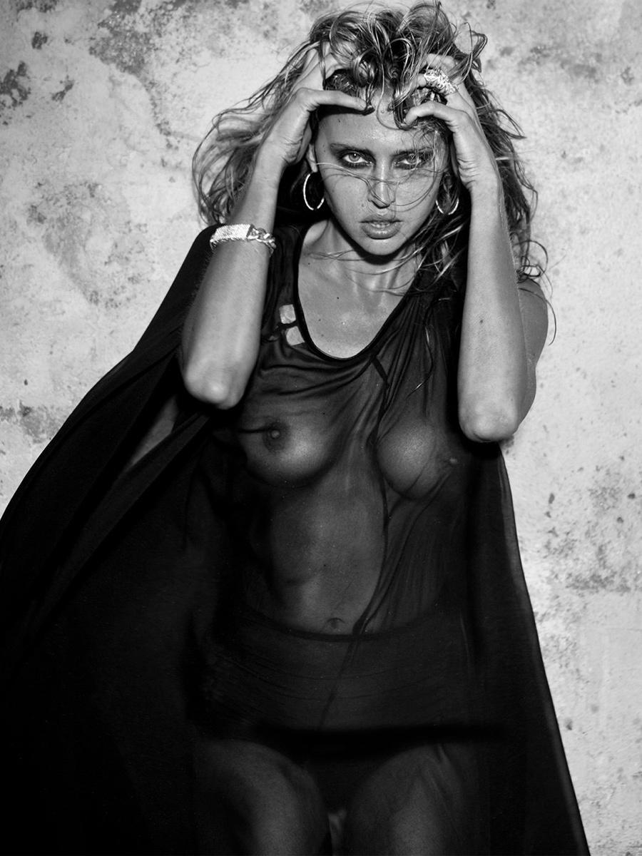 Η Estella Warren σε topless καλλιτεχνική φωτογράφηση