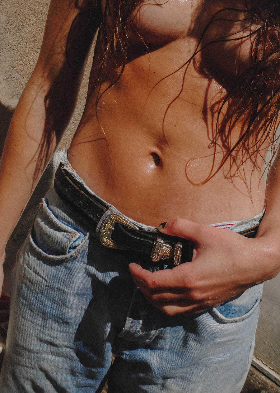 Topless φωτογραφίες της νεαρής Charlotte Guillonneau