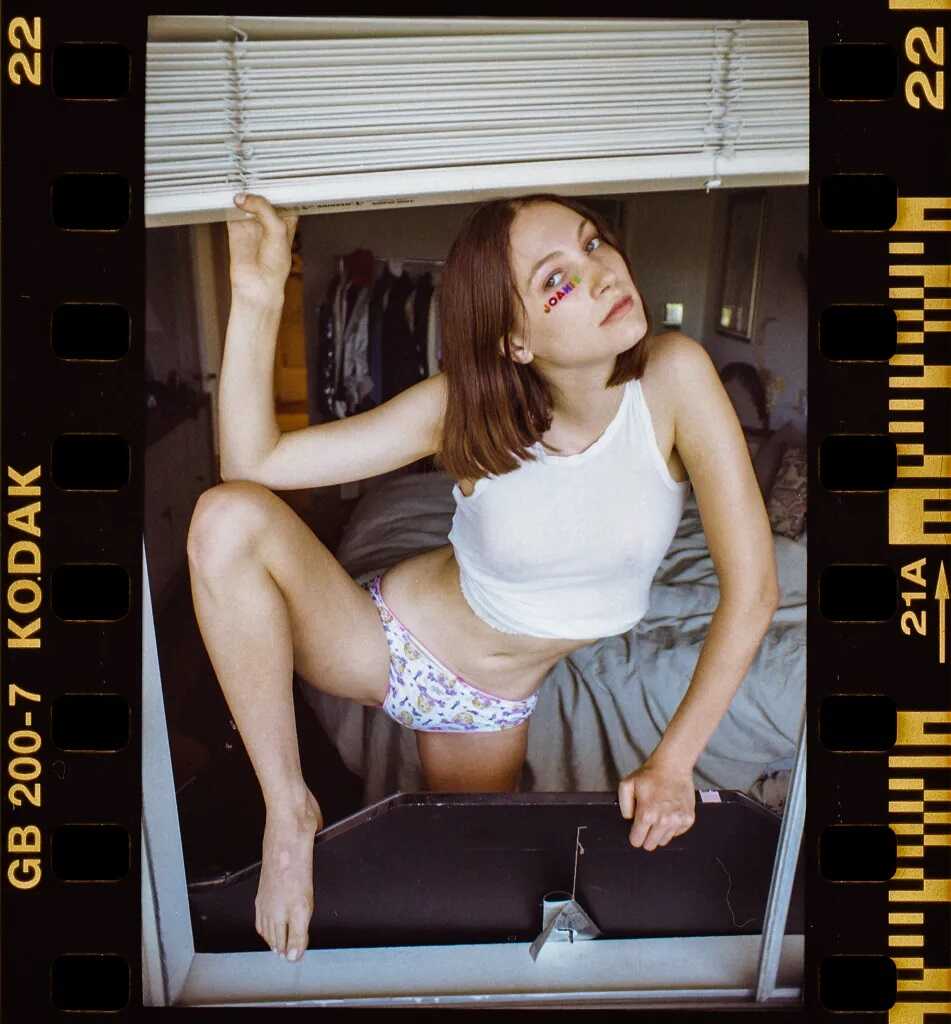 Γυμνή φωτογράφηση της νεαρής Joanie Del Santo